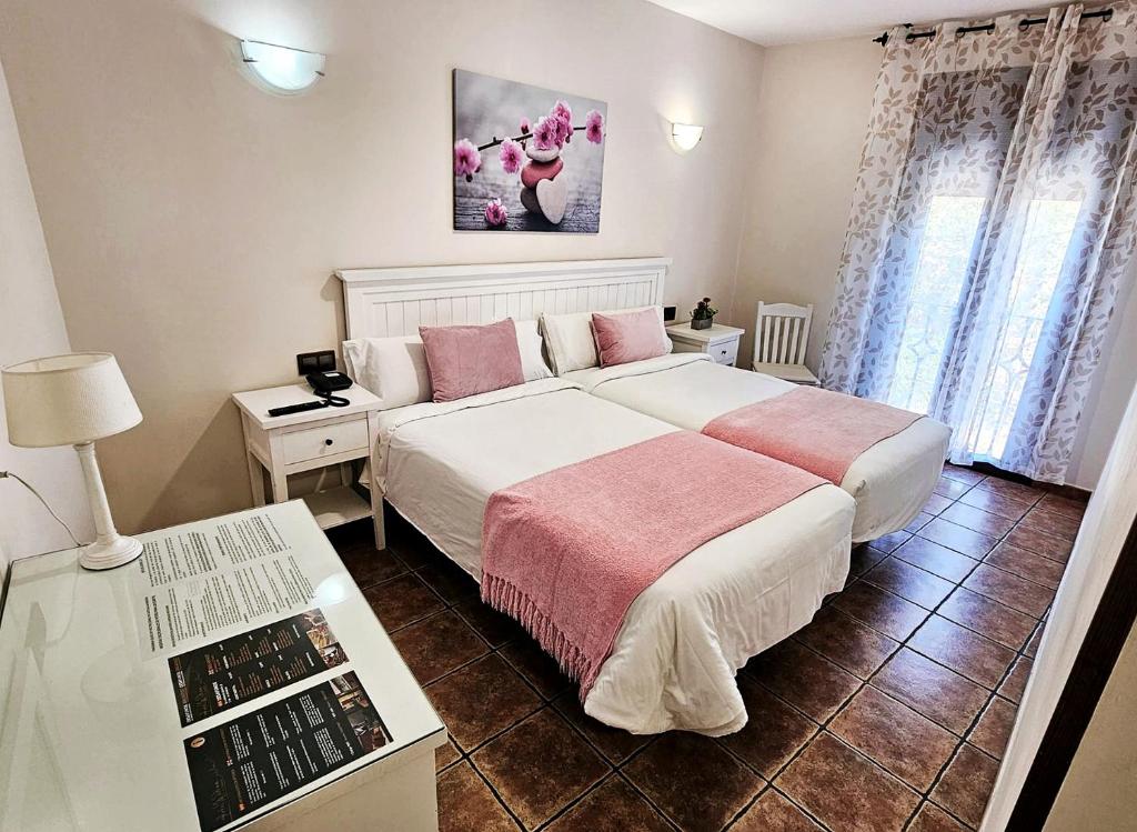 Postel nebo postele na pokoji v ubytování Hotel Medina de Toledo