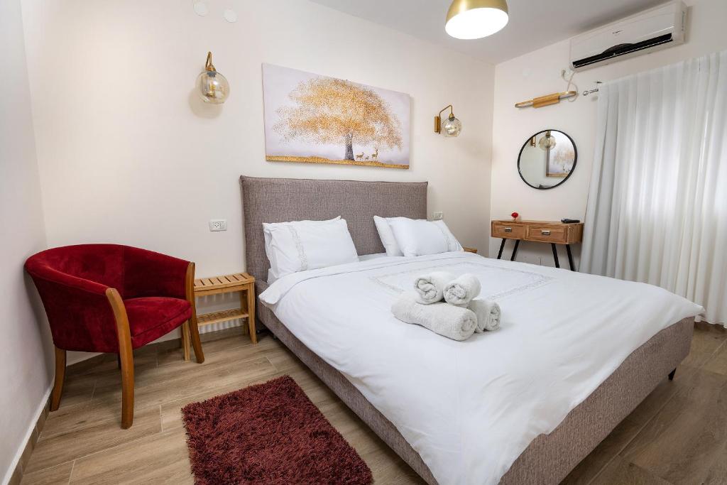 A bed or beds in a room at מאיה בגליל - אירוח דרוזי מושלם עם ממ"ד ובריכה מחוממת ומשותפת במתחם