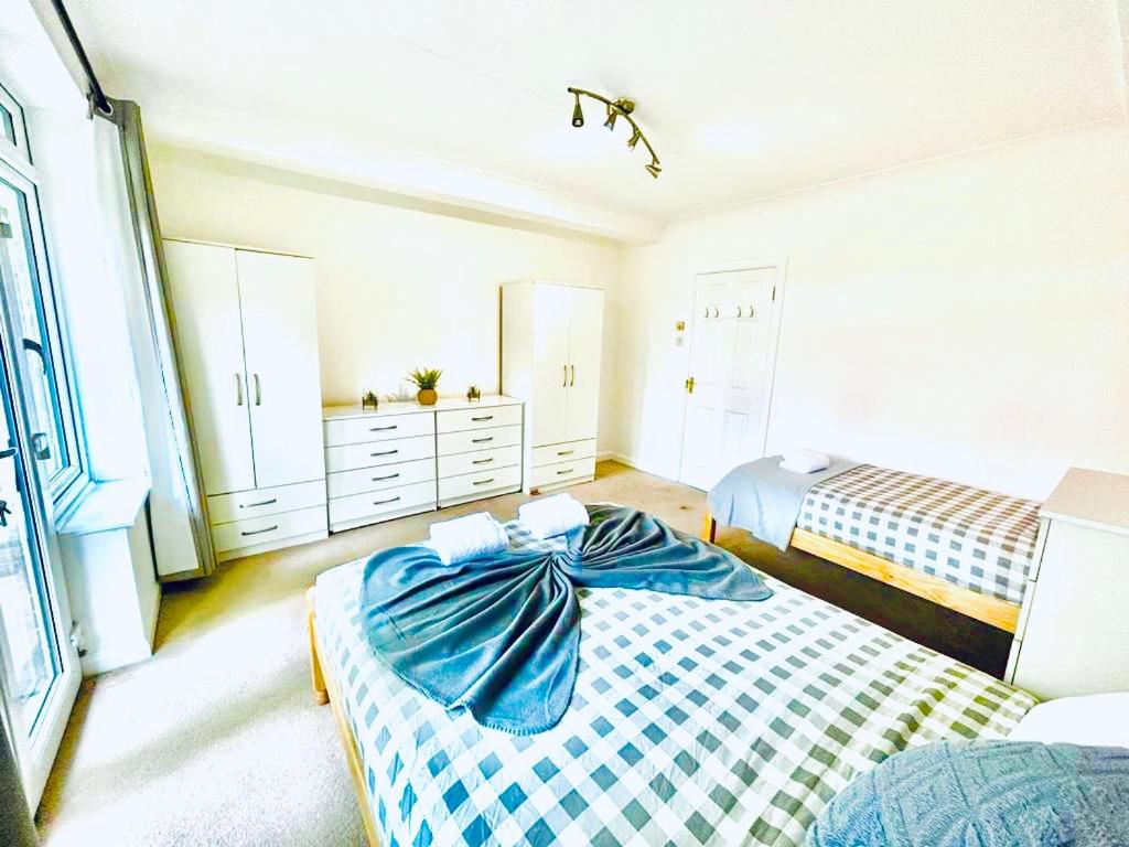 Up to 3 people, Room in a share house with private Garden access