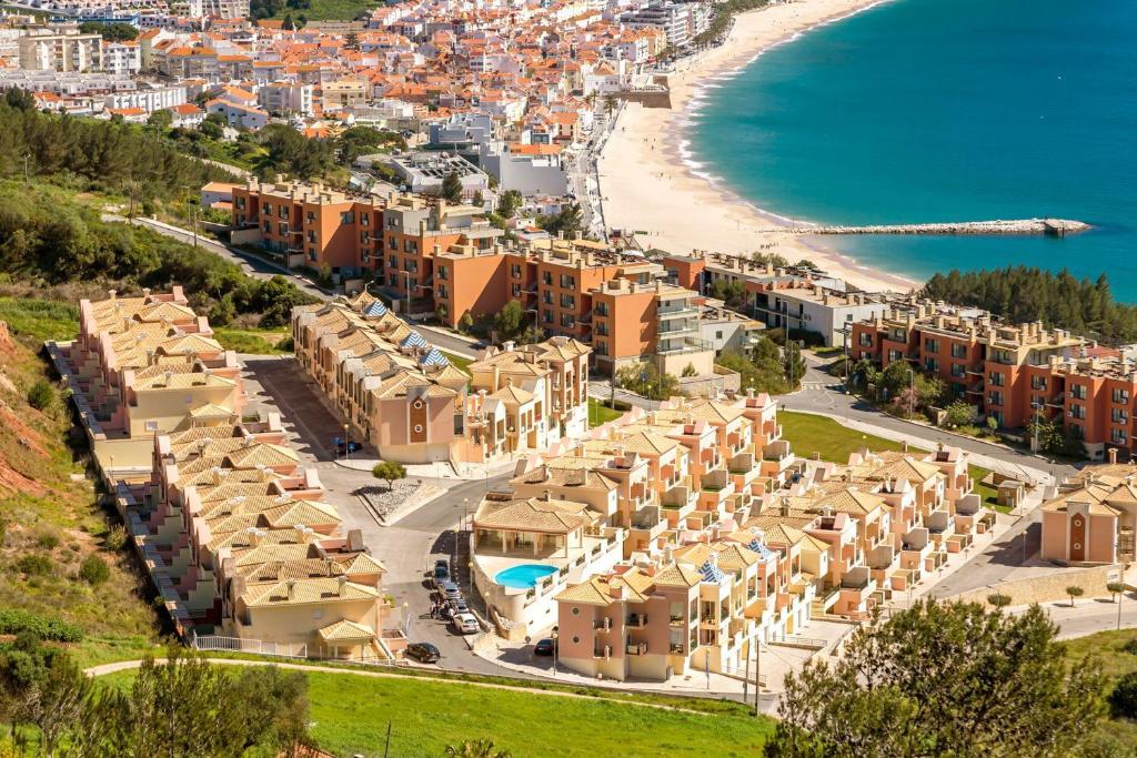 una vista aerea di un resort con spiaggia e edifici di Miamar House 6 Sesimbra a Sesimbra