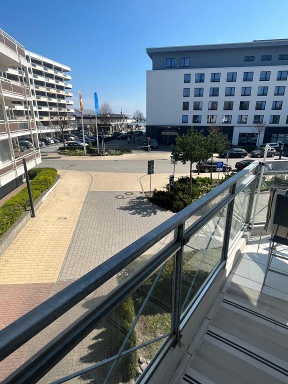 un balcón con vistas a un aparcamiento en Haus Titania Wohnung Meerblick, en Grömitz