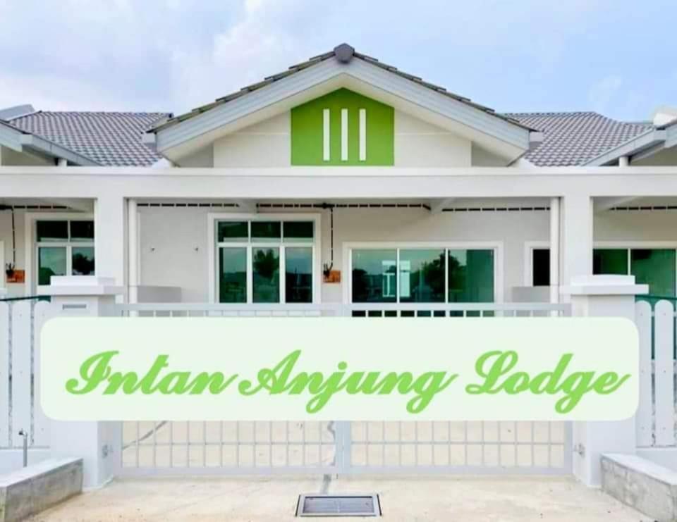 Homestay Intan Anjung Lodge في ميلاكا: منزل مع علامة على أنه يقرأ نزل ريشي الاصطفاف