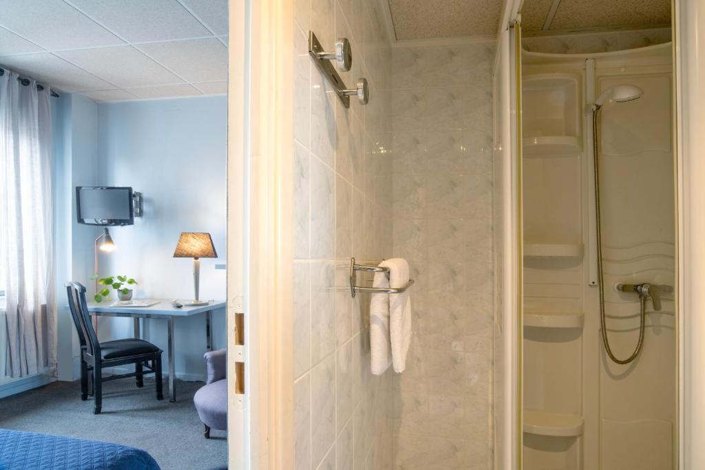 a shower in a hotel room with a bathroom at Hotel La Chope in Cambrai