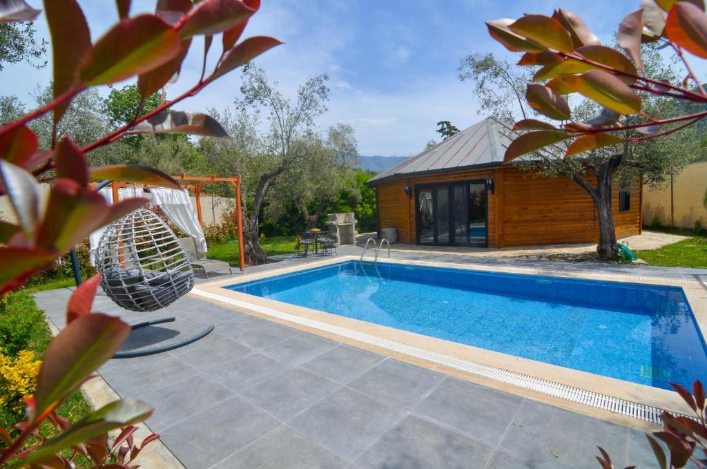 einen Pool in einem Hof mit einem Haus in der Unterkunft Kayi Villas in Kayakoy