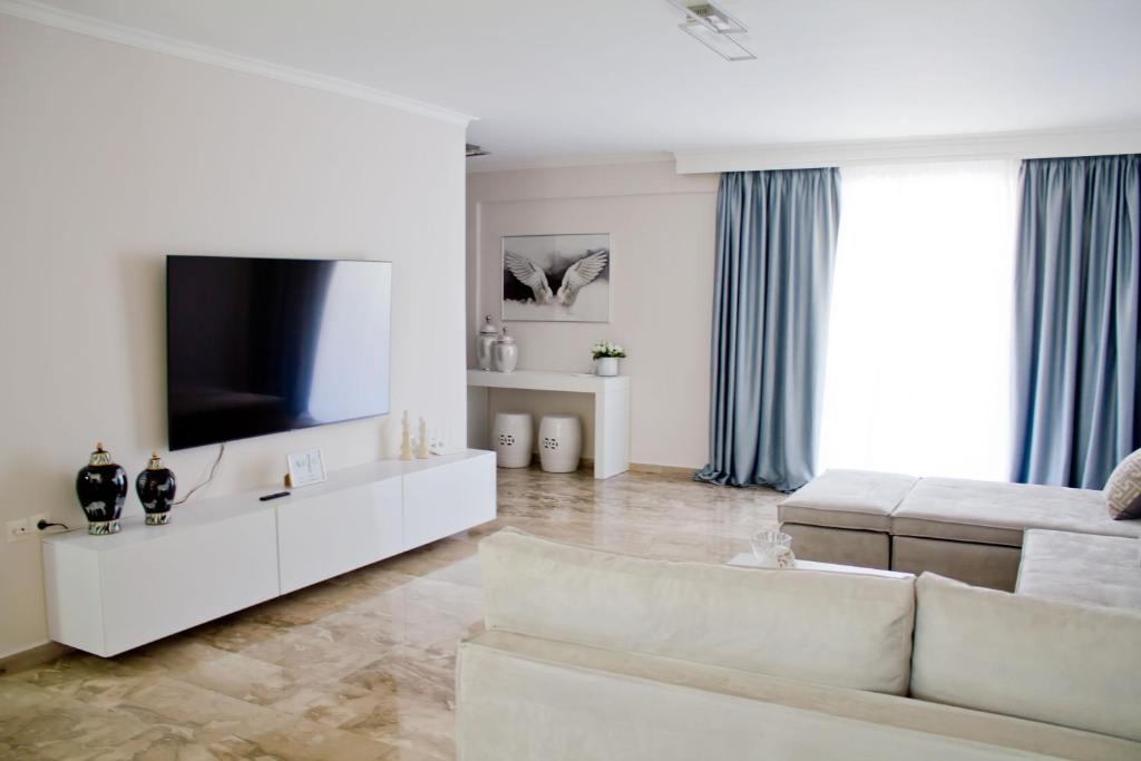 TV a/nebo společenská místnost v ubytování Εrmis Mini Suite #2