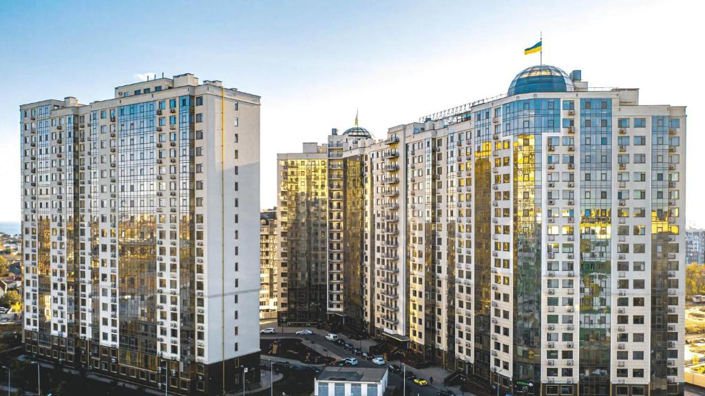 vistas a un gran edificio con muchas ventanas en Апартаменты на Марсельской, Кадорр, 4я Жемчужина en Odesa