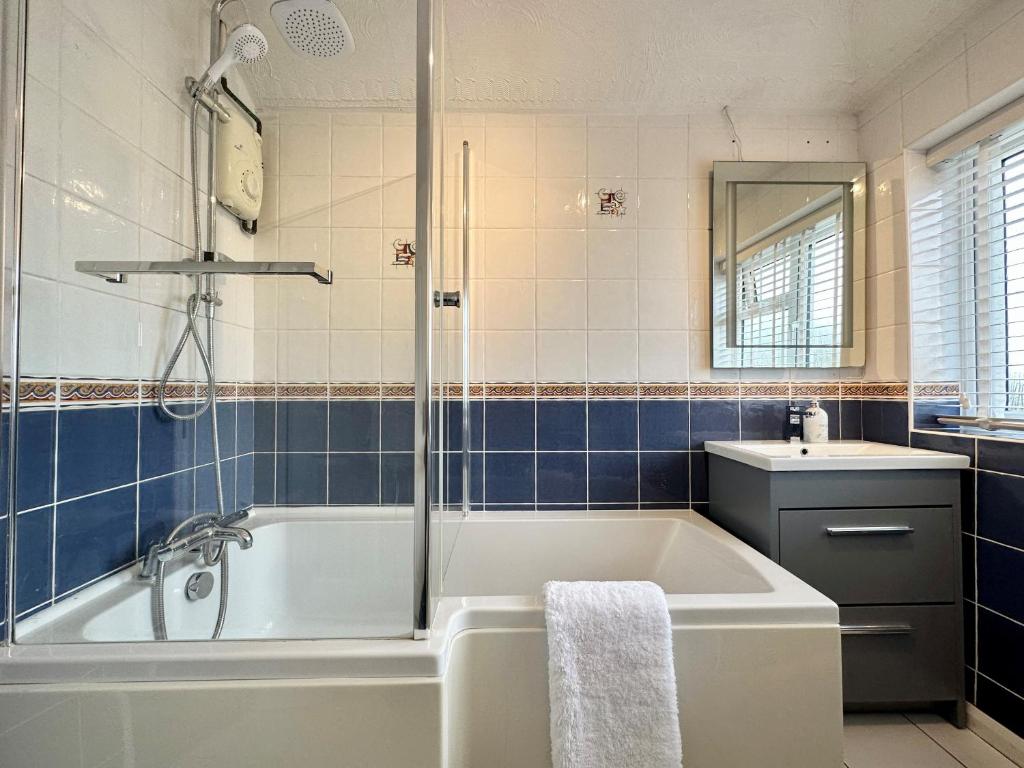 Ванна кімната в Splendid 3 Double Bedroomed House near Oxford