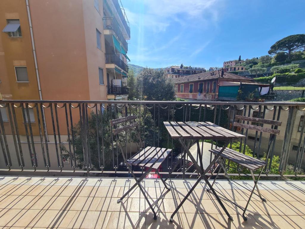Una mesa y dos sillas en un balcón en Casa Gelina by PortofinoVacanze, en Santa Margherita Ligure