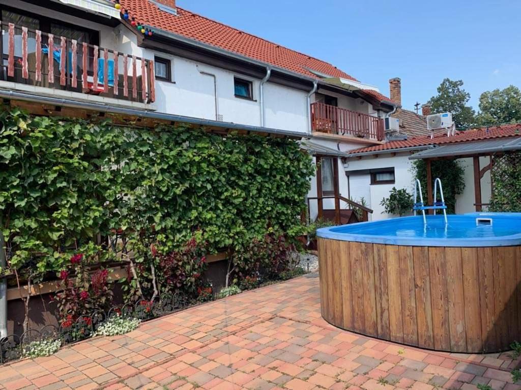 a hot tub in the courtyard of a house at Nati Nagy Apartman in Siófok