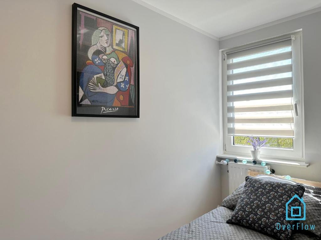 グダニスクにあるPicasso Roomの寝室の壁掛け絵画