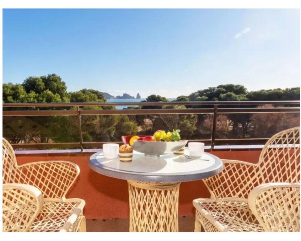 een tafel met een fruitschaal op een balkon bij Salles Beach Duplex Apartamento 45 in L'Estartit