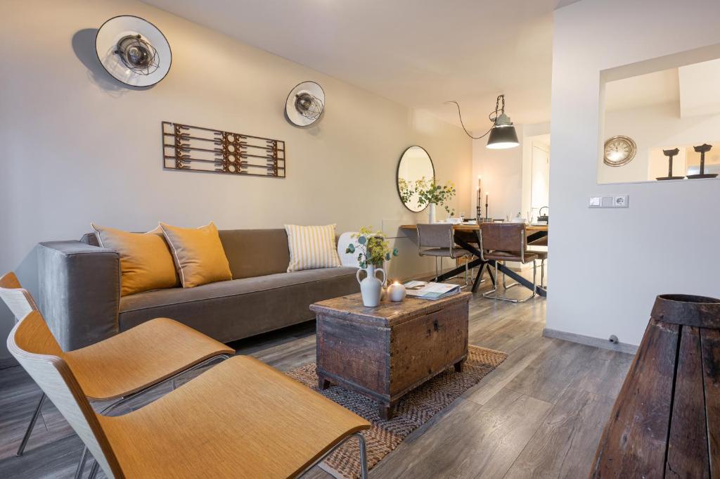 a living room with a couch and a table at La Chatelaine in Egmond aan Zee