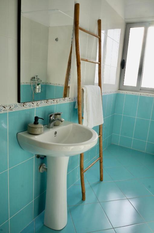 Lovely 2 bedroom condo with free parking - Imazhi 3