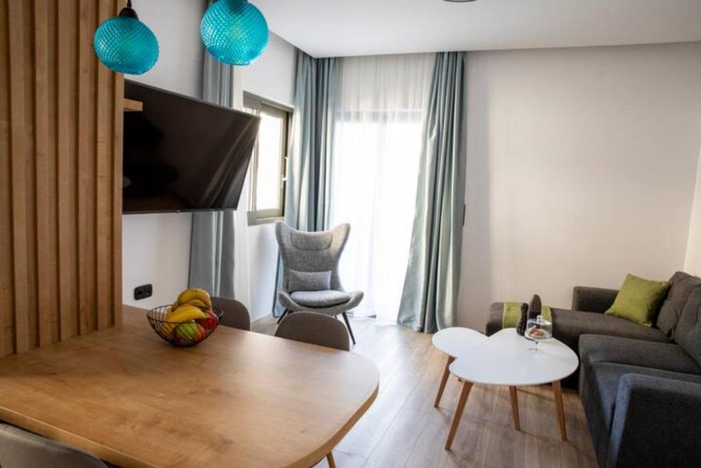 Magdalena Suite 1,0 في مدينة هيراكيلون: غرفة معيشة مع أريكة وطاولة