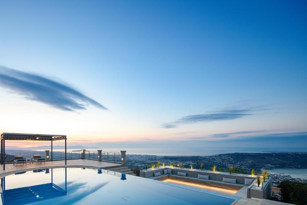 卡尼亞鎮的住宿－Villa Golden Hill，一座建筑屋顶上的游泳池,享有美景