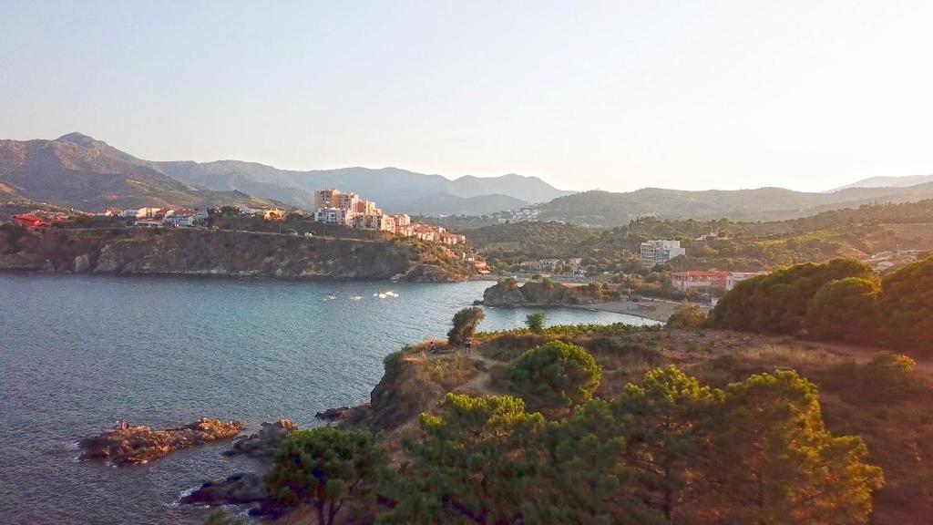 - une vue sur une étendue d'eau avec des maisons sur une colline dans l'établissement Appartement lumineux entre plage et montagne, à Banyuls-sur-Mer