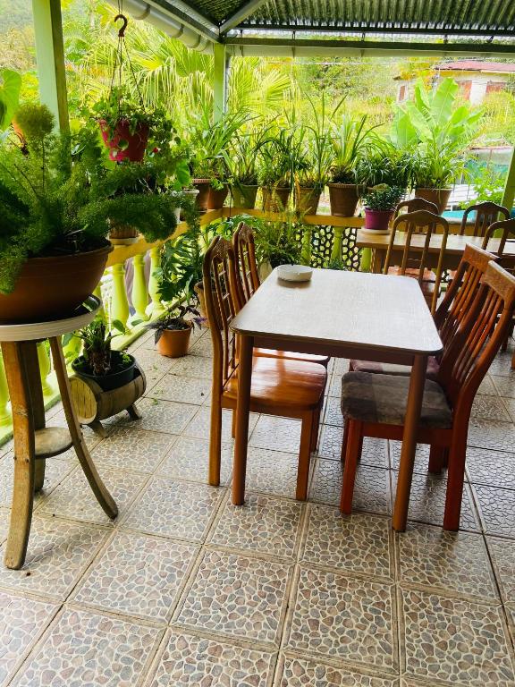 Restaurace v ubytování Chambres d'hôtes l'Orchidée Rose
