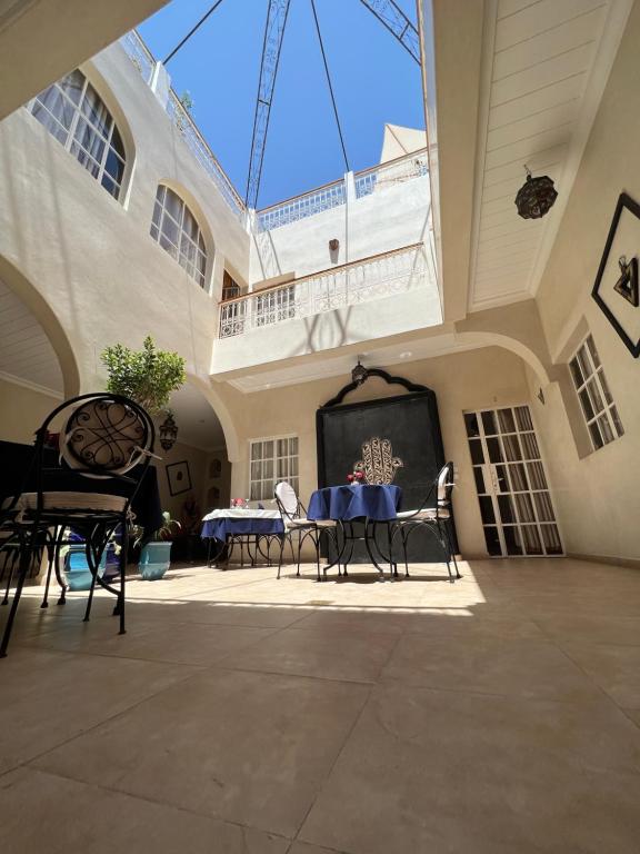 comedor con mesa y sillas en un edificio en Riad excellence luxe, en Marrakech