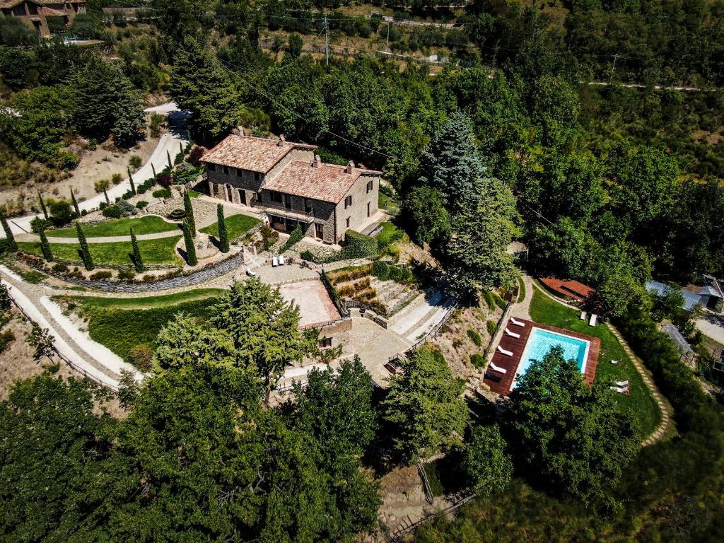 an overhead view of a house with a swimming pool at Incantico "Eco Resort" in Assisi