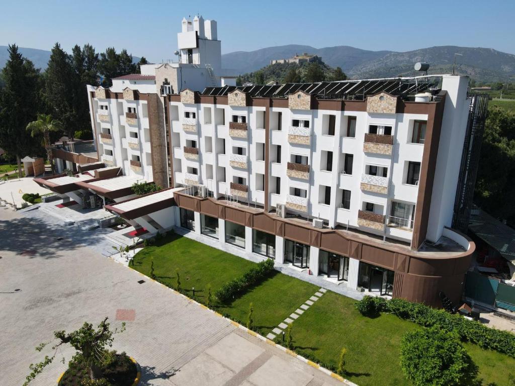 una vista aérea de un gran edificio con un patio en Ephesus Hitit Hotel restaurant, en Selçuk