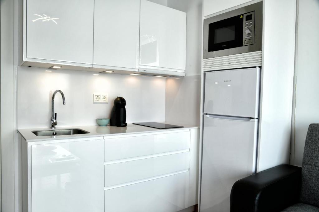 Kuchyňa alebo kuchynka v ubytovaní WonderStays Apartamentos La Perla Azul