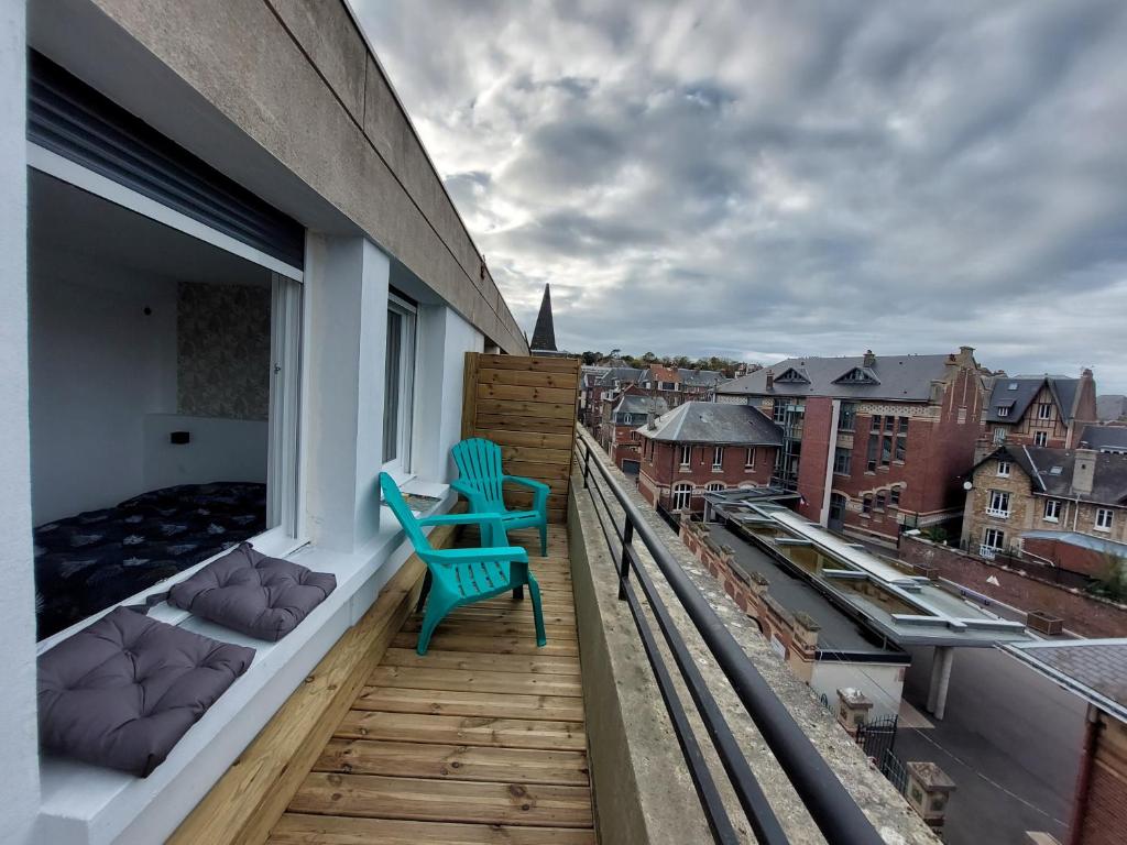 - un balcon avec deux chaises et un banc dans un bâtiment dans l'établissement Sur les toits de Dieppe, à Dieppe