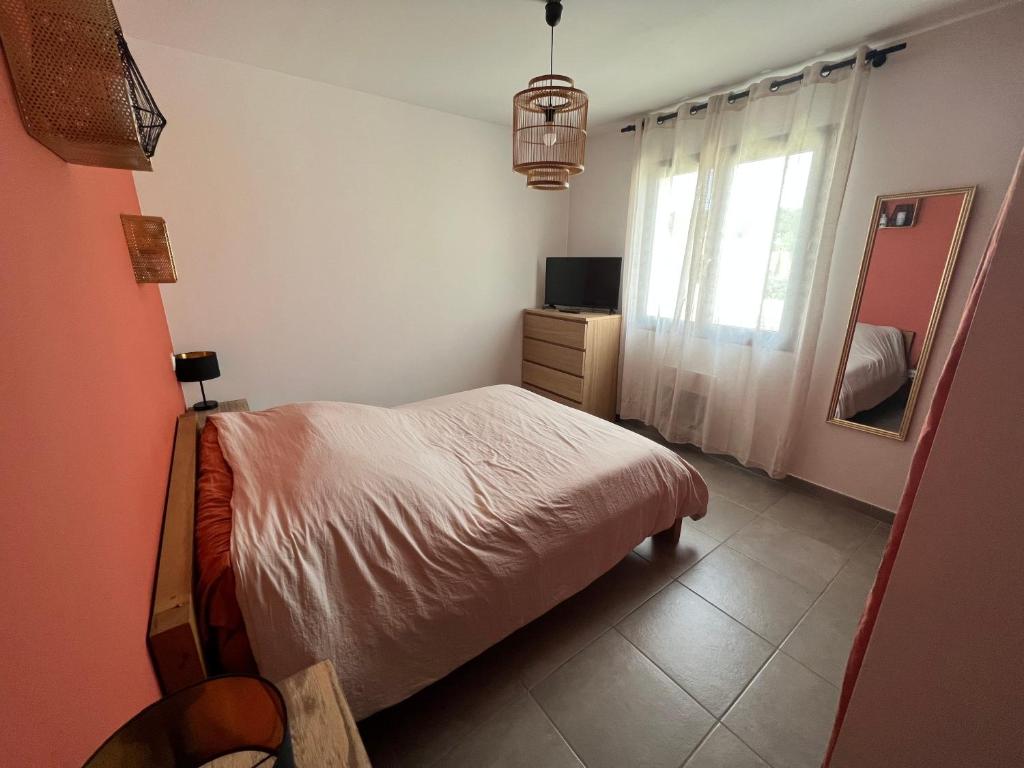 Ένα ή περισσότερα κρεβάτια σε δωμάτιο στο Agréable villa récente au cœur d’un charmant petit village