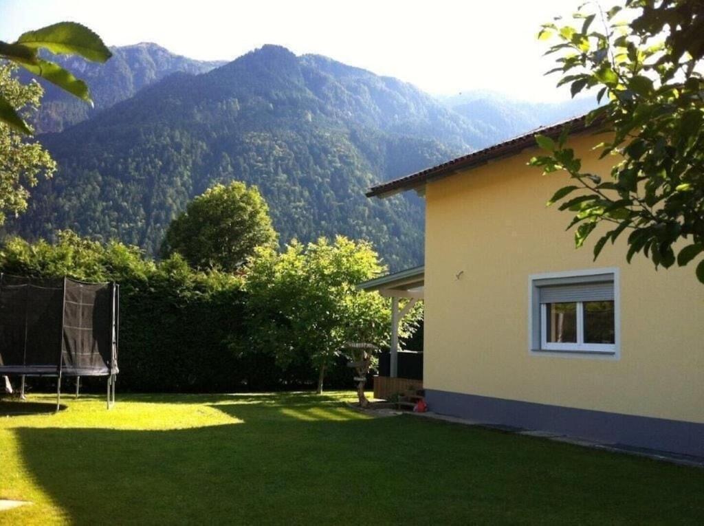 una casa con cortile e vista sulle montagne di Gemütliche 75 qm Wohnung mit Balkon und Blick auf das Goldeck a Spittal an der Drau