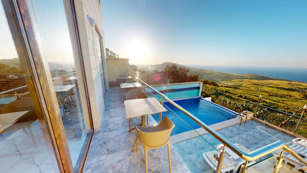 uma varanda com vista para o oceano em Dubhlina - Luxury Bed & Breakfast - Gozo em Żebbuġ