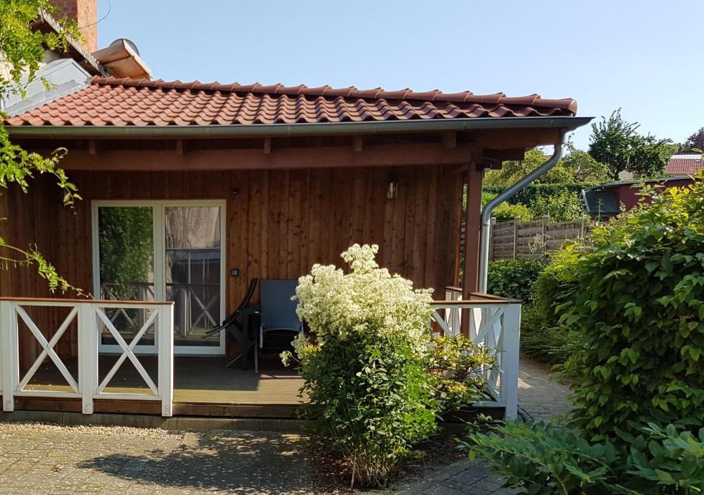 バート・ドーベランにあるFerienwohnung Bad Doberan - mit Garten und Terrasse - 2023 neu renoviertの門付玄関のある小さな家