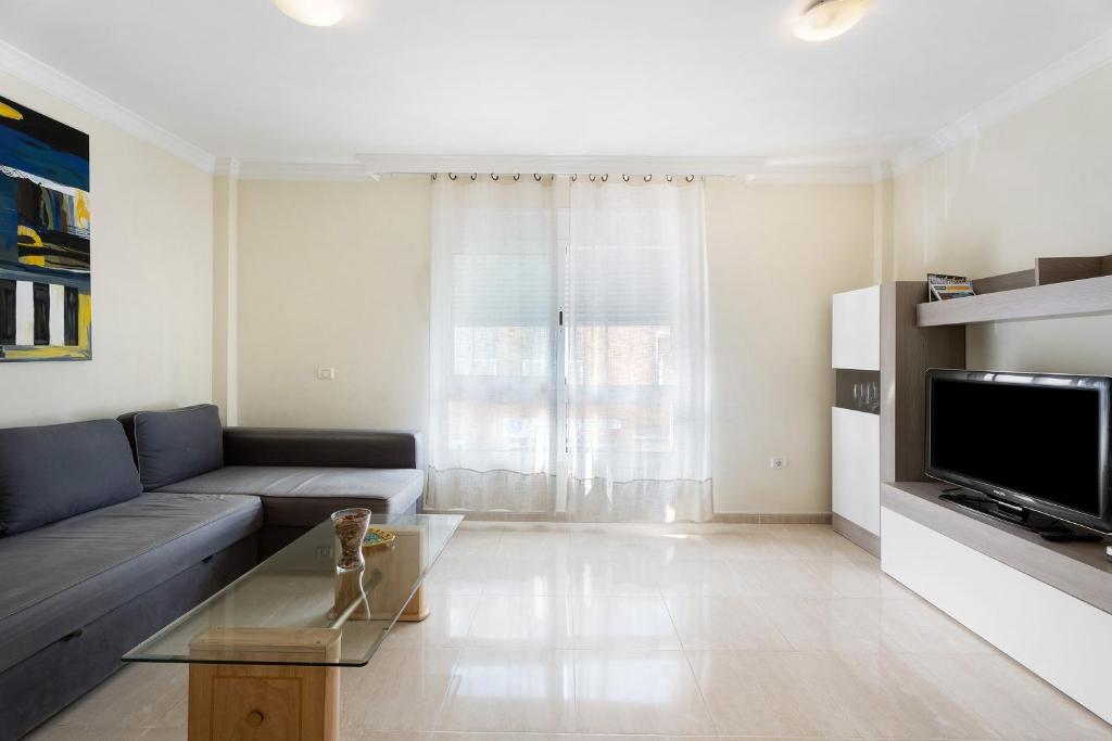 Televízia a/alebo spoločenská miestnosť v ubytovaní Las Brisas Playa San Juan