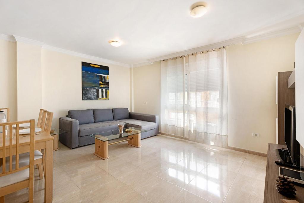 Televízia a/alebo spoločenská miestnosť v ubytovaní Las Brisas Playa San Juan
