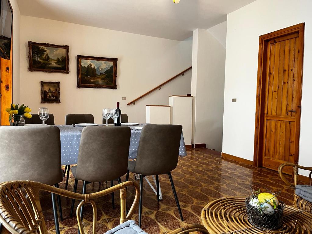 jadalnia ze stołem i krzesłami w obiekcie Przystań Adriatyk Świetna Lokalizacja w mieście Torre dell'Orso