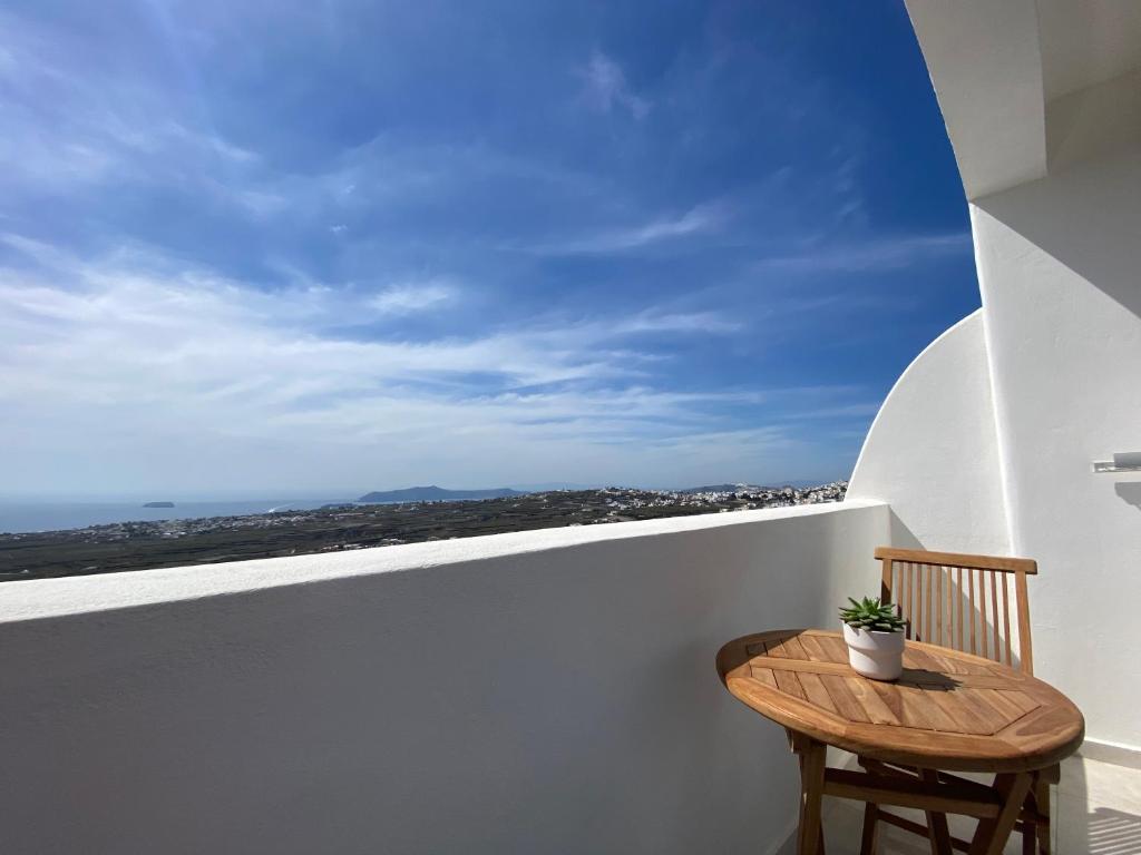 Balkón alebo terasa v ubytovaní ENA suites Santorini