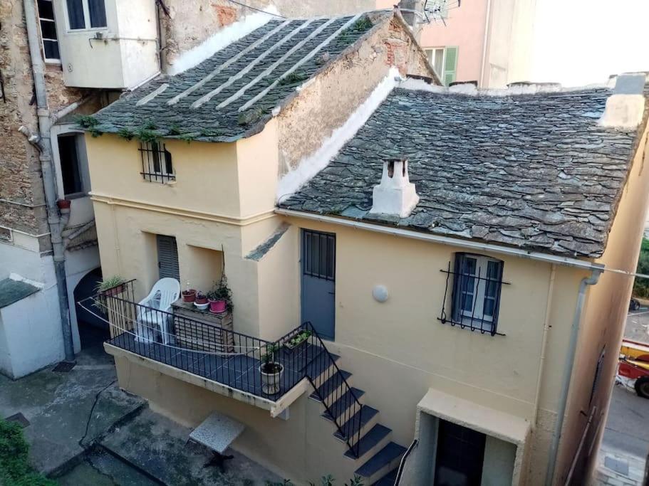 une maison avec un lapin sur le toit dans l'établissement Maison atypique corse, à Bastia