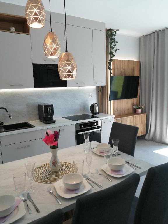Kuchyň nebo kuchyňský kout v ubytování Apartament Zielone Wzgórze 2