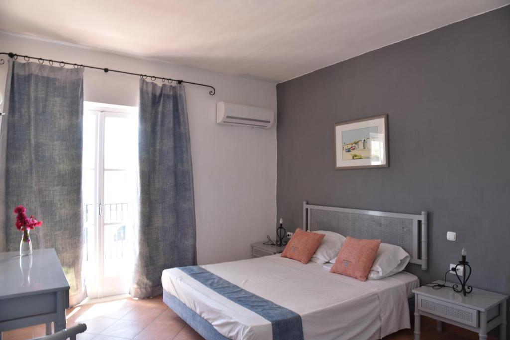 Postel nebo postele na pokoji v ubytování Boutique Hotel Tilos Mare