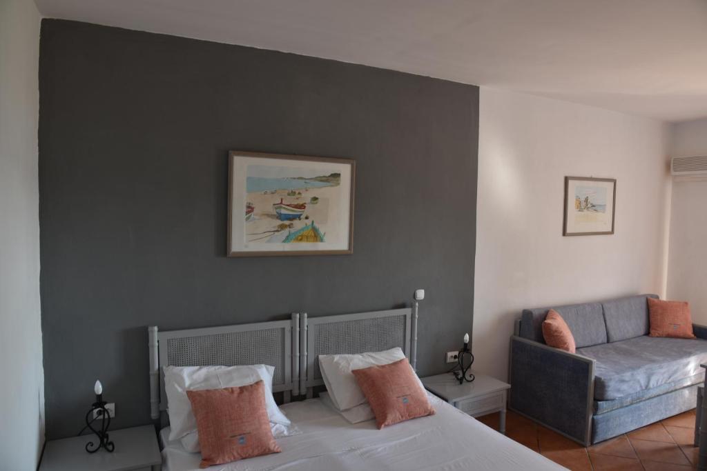 Postel nebo postele na pokoji v ubytování Boutique Hotel Tilos Mare