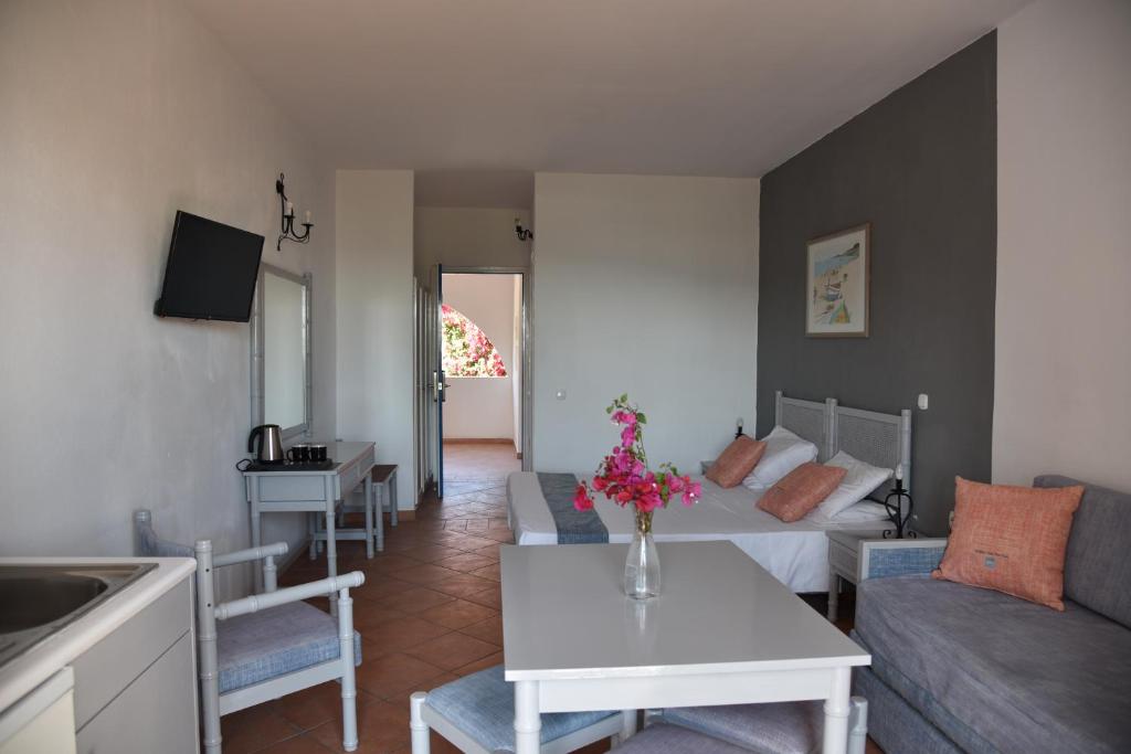 TV a/nebo společenská místnost v ubytování Boutique Hotel Tilos Mare