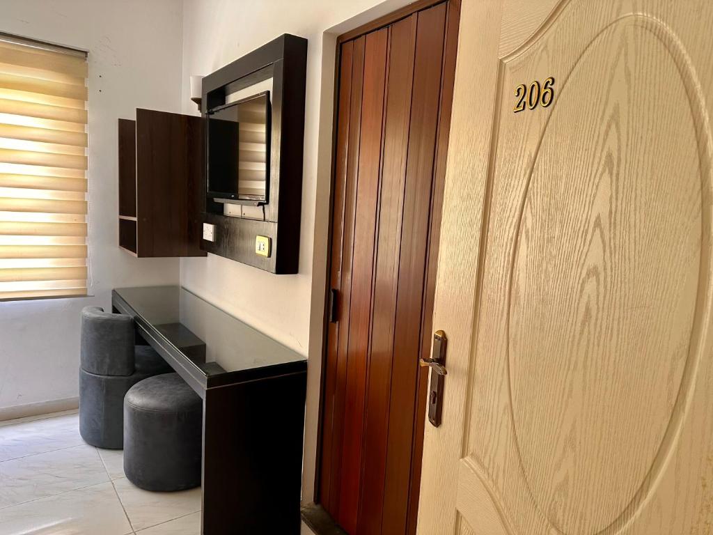 TV a/nebo společenská místnost v ubytování Petra Town Check-Inn