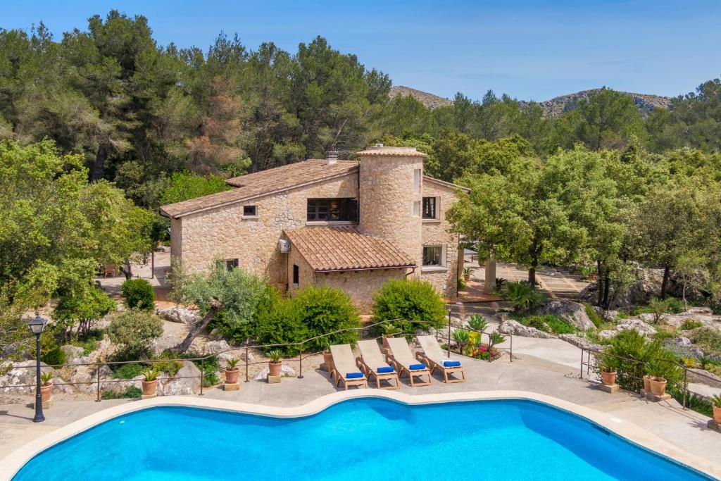 ポリェンサにあるHoliday Villa Cuarterades Pollensa - Js Propertiesのスイミングプール付きの家屋の空中ビュー