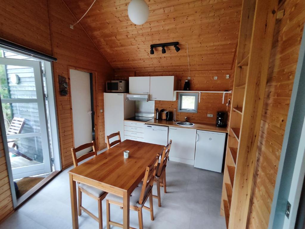 Kuchyň nebo kuchyňský kout v ubytování Tranum Klit Camping og Hytteudlejning