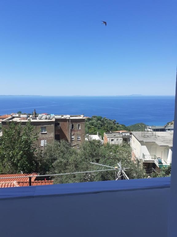 - Balcón con vistas al océano en Angels apartment, en Lukovë