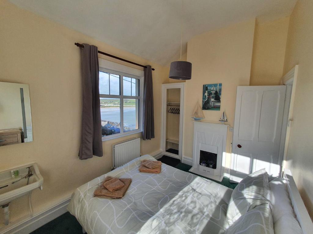 1 dormitorio con 1 cama, chimenea y ventana en Hillside, en Ardmore