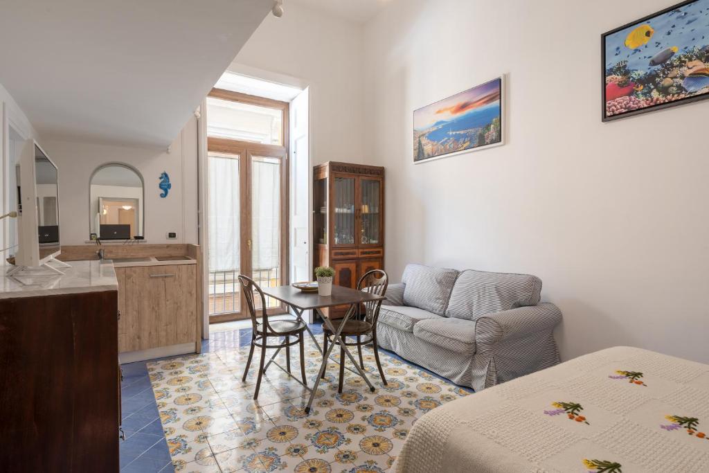 Posedenie v ubytovaní The Charming Suites