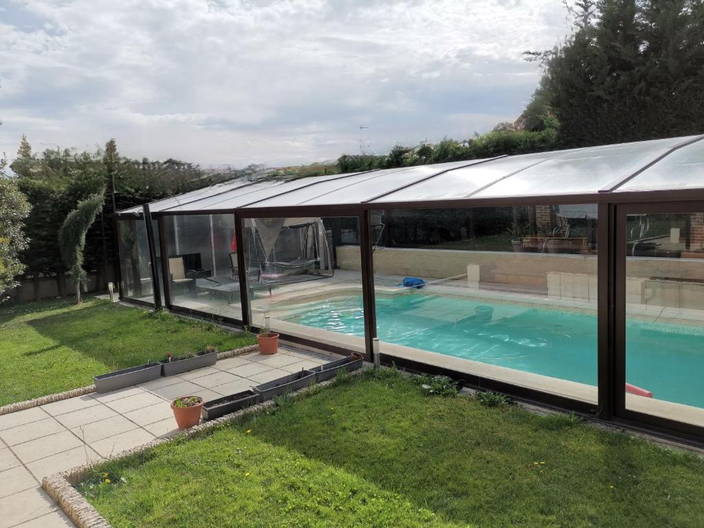 un pabellón con piscina en un patio en VILLA TOMILLARES, en Los Tomillares