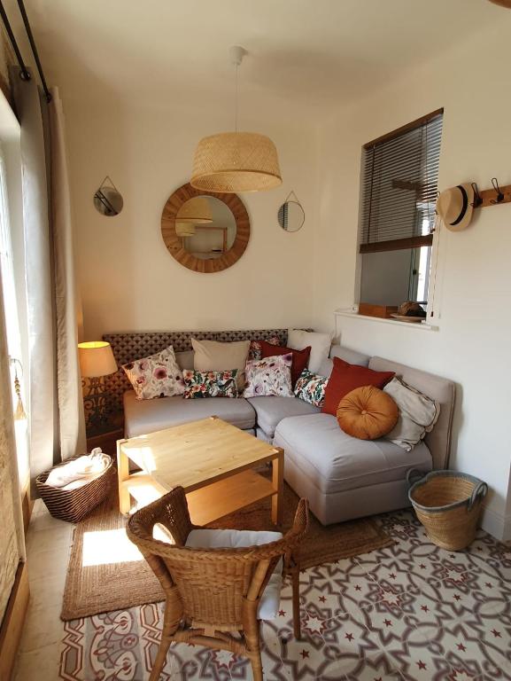 un salon avec un canapé et une table dans l'établissement CasaBell Appartement atypique vintage, à Avignon