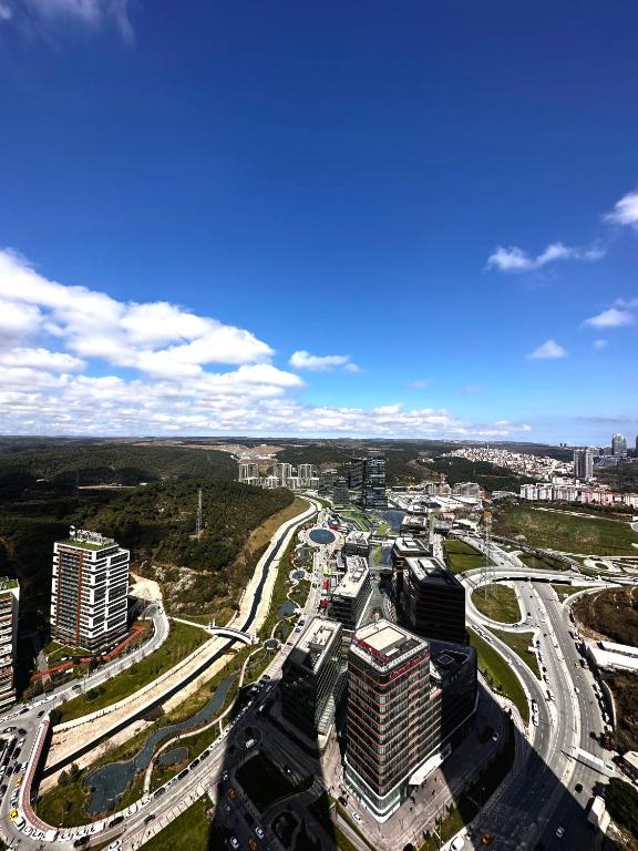 uma vista aérea de uma cidade com edifícios e estradas em Skyland İstanbul + 42 plus em Istambul