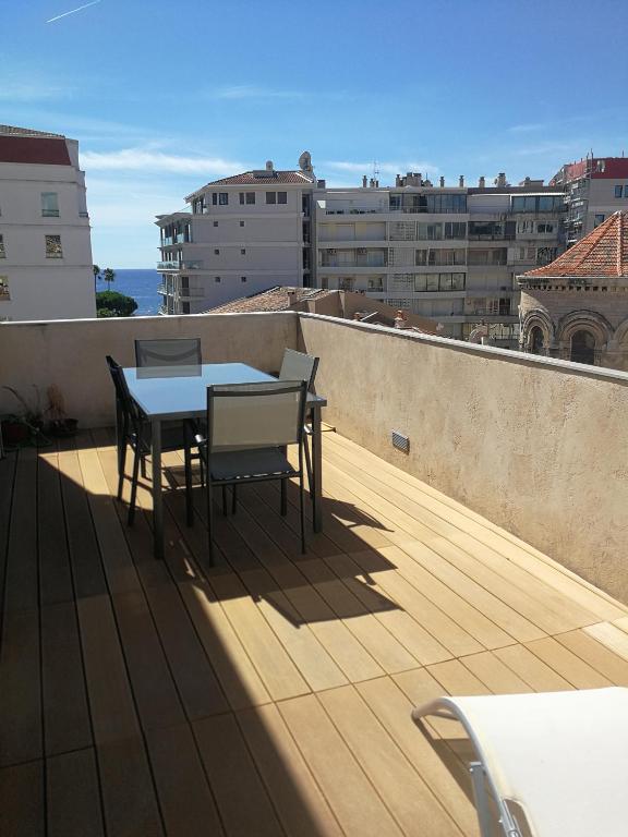 Ein Balkon oder eine Terrasse in der Unterkunft Petit Paris - Incantevole appartamento in centro a Cannes a pochi passi dal Palais de Festival