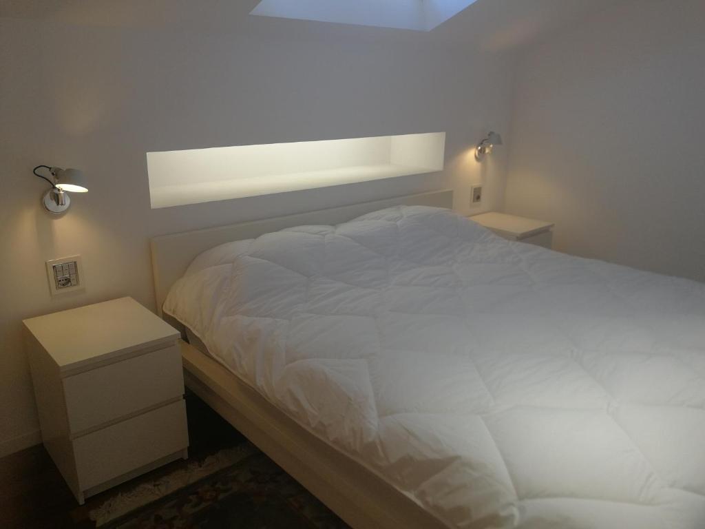 Ein Bett oder Betten in einem Zimmer der Unterkunft Petit Paris - Incantevole appartamento in centro a Cannes a pochi passi dal Palais de Festival